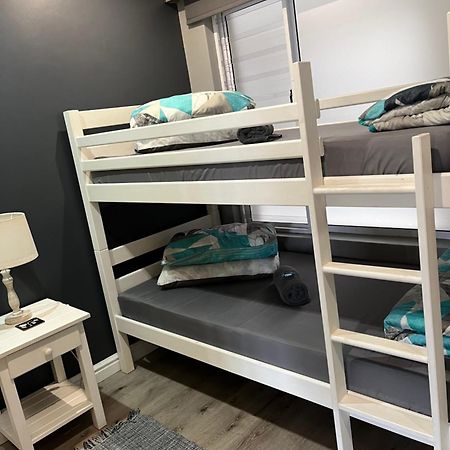 Modern Apartment Walking Distance To Main Beach Restaurants And Other Amenities เจฟฟรีส์เบย์ ภายนอก รูปภาพ
