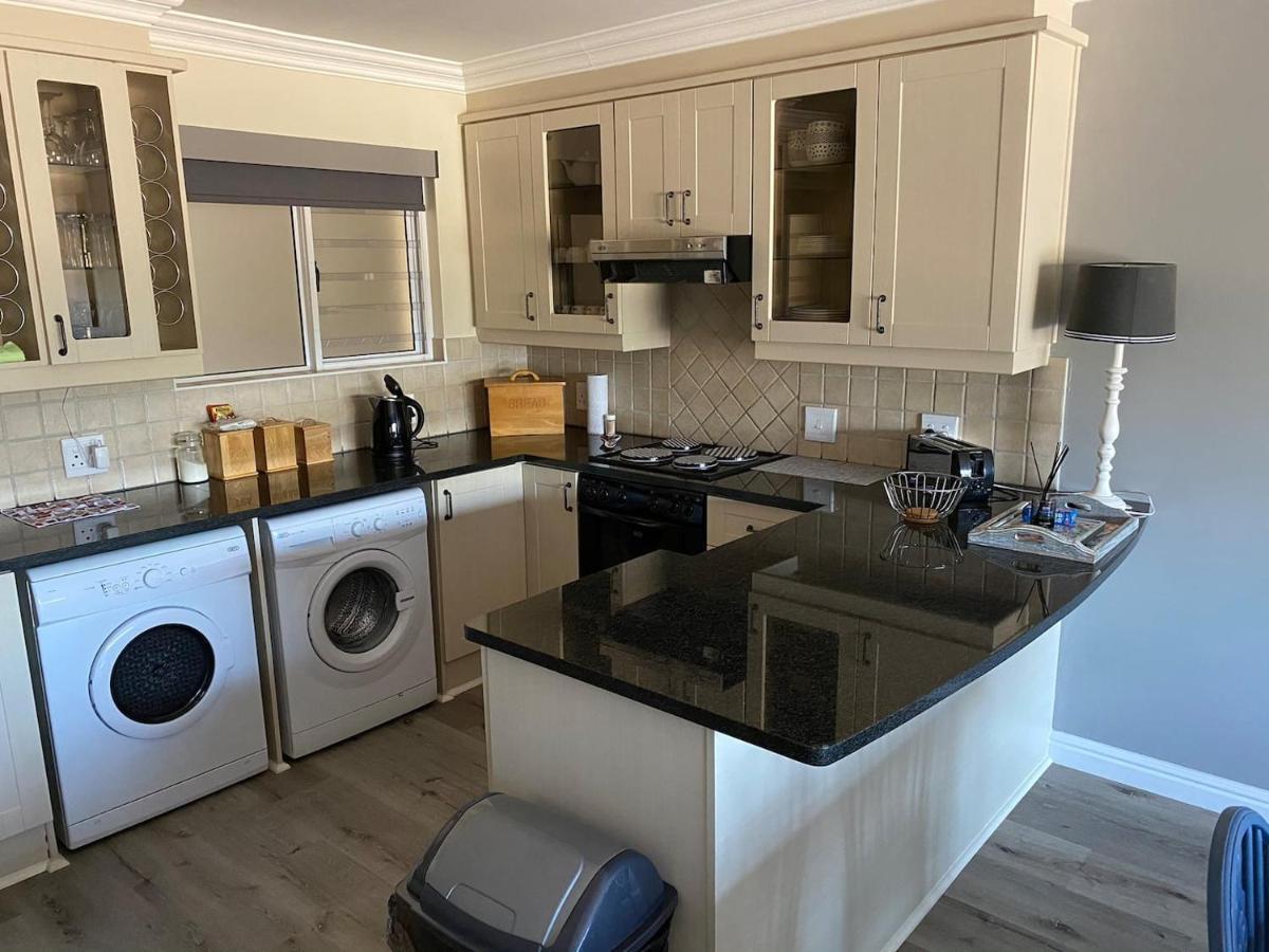 Modern Apartment Walking Distance To Main Beach Restaurants And Other Amenities เจฟฟรีส์เบย์ ภายนอก รูปภาพ